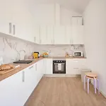 Beachside Deluxe Terrace Apts, By Timecooler Апартаменты