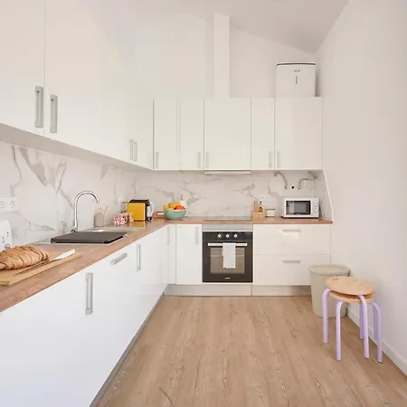 Beachside Deluxe Terrace Apts, By Timecooler Apartment